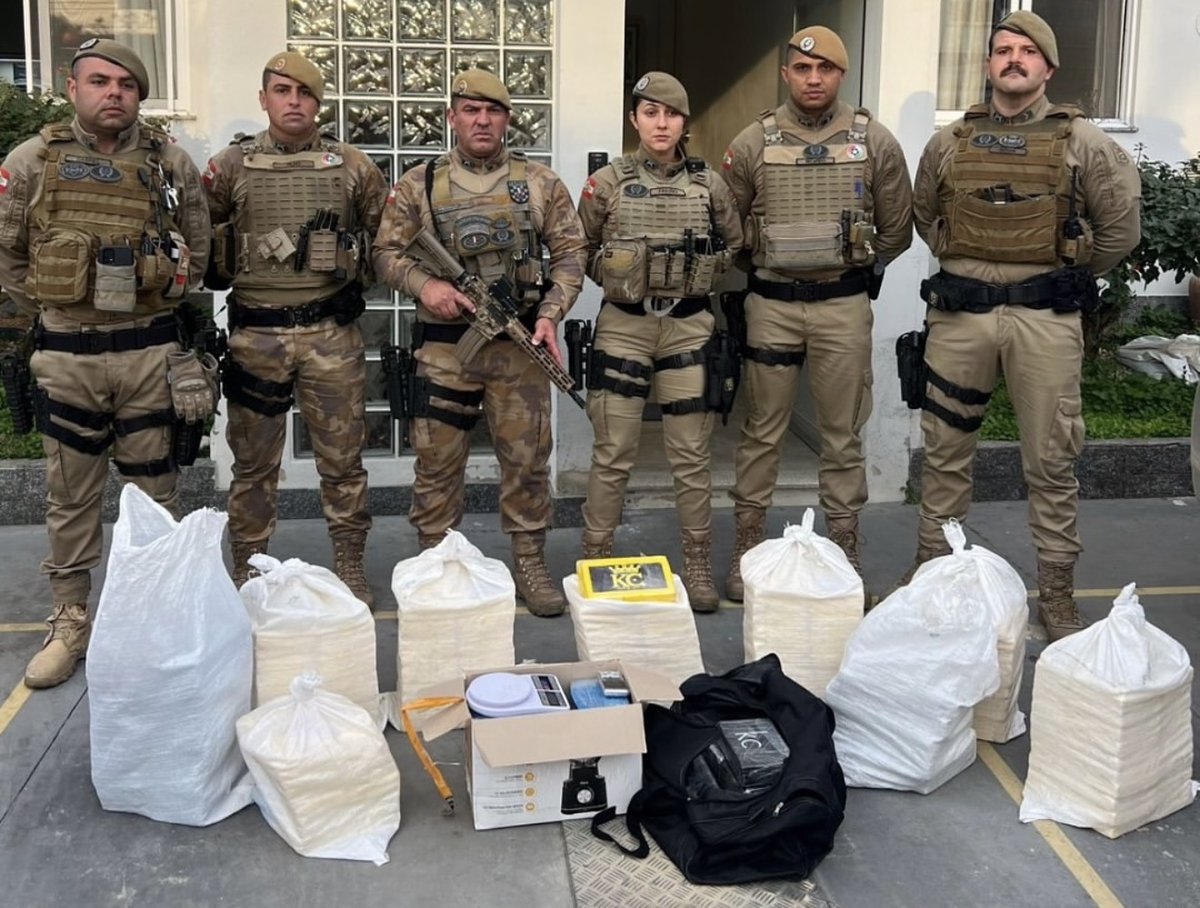 Polícia Militar com toda a apreensão de drogas em Balneário Camboriú