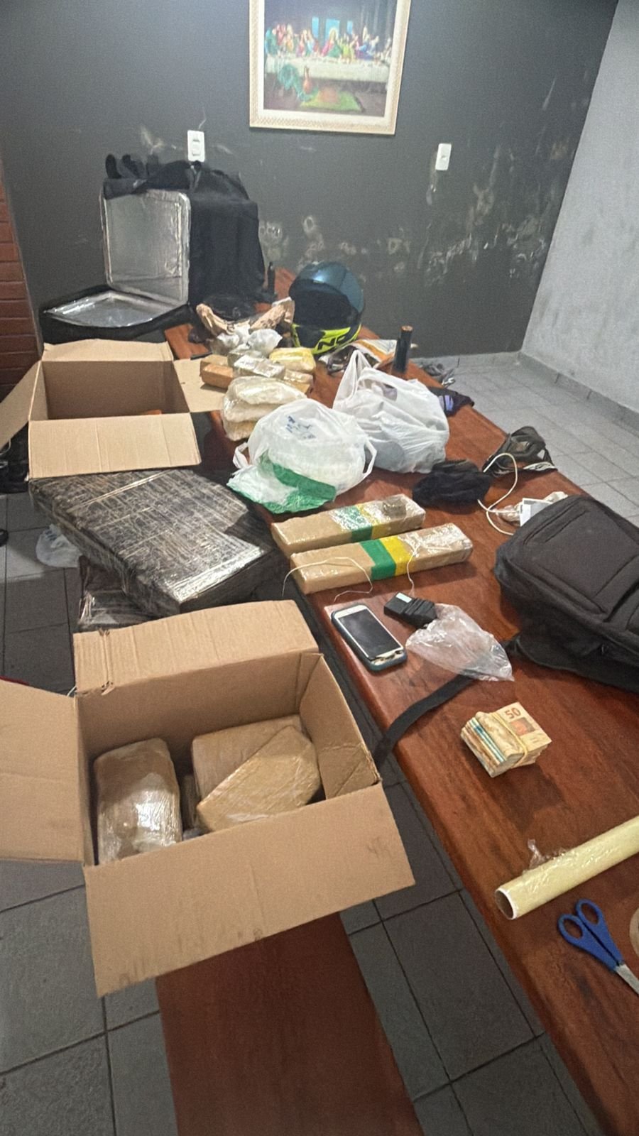 Total apreendido: quase 48 quilos de drogas, dinheiro, munições e equipamentos. Foto: Polícia Militar de Santa Catarina