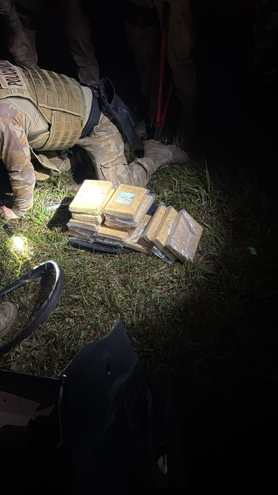 Policiais do Batalhão de Choque com tabletes de cocaína apreendidos na BR-101