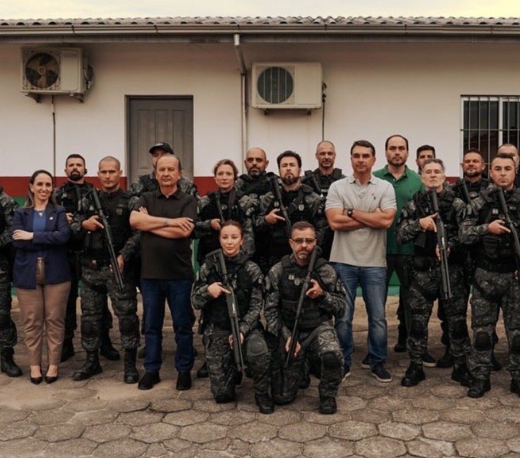 Flávio Bolsonaro e o governador Jorginho Mello em visita a uma unidade da Polícia Penal de Santa Catarina