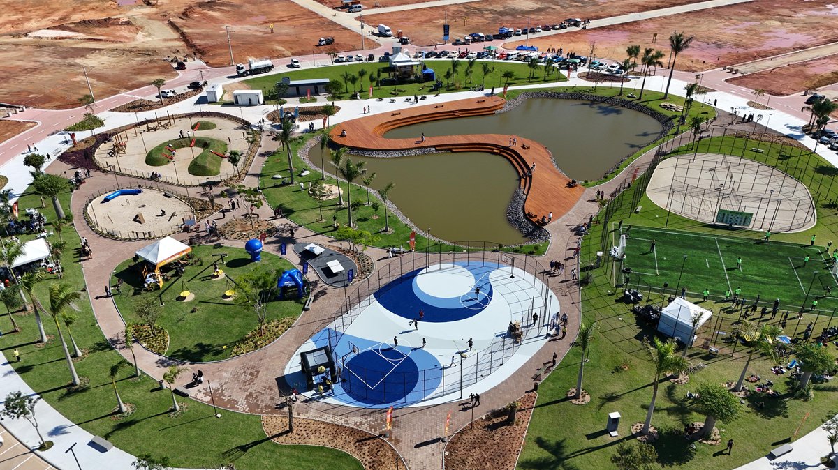 Quadra poliesportiva azul, playground e estrutura do Parque Santa Helena vistos de cima