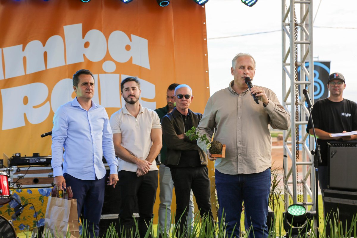Prefeito de Tijucas discursa no palco montado no Parque Santa Helena durante a inauguração