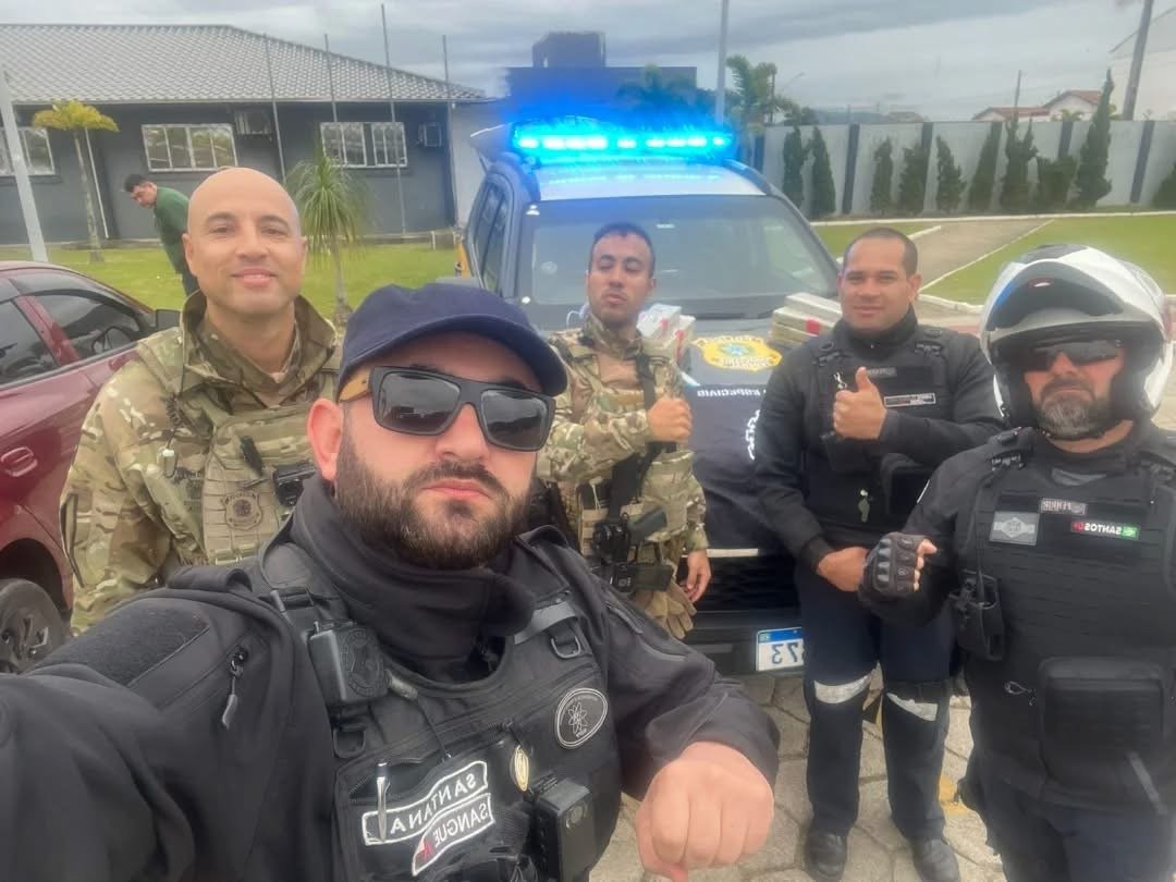 Equipe do NOE da PRF e agentes de trânsito de Tijucas após a prisão do suspeito