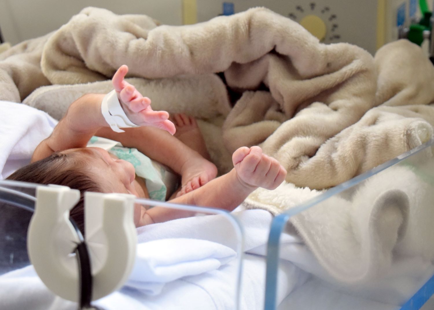Presos confeccionaram 80 mantas para bebês da UTI Neonatal do Hospital Regional de São José