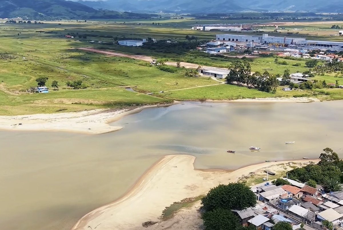 Planta técnica do projeto dos molhes Norte e Sul e do canal de acesso na foz do Rio Tijucas