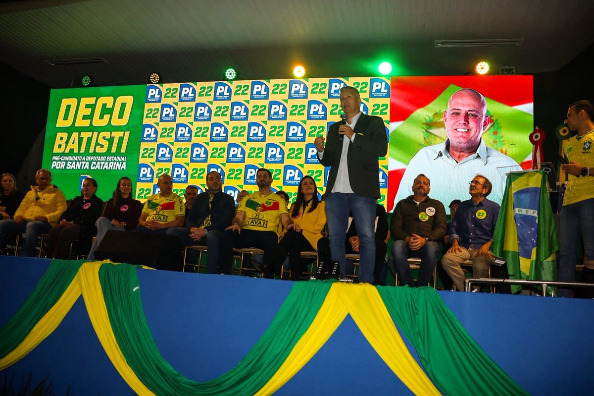 Deco Batisti discursa no lançamento da pré-candidatura a deputado estadual, em Brusque