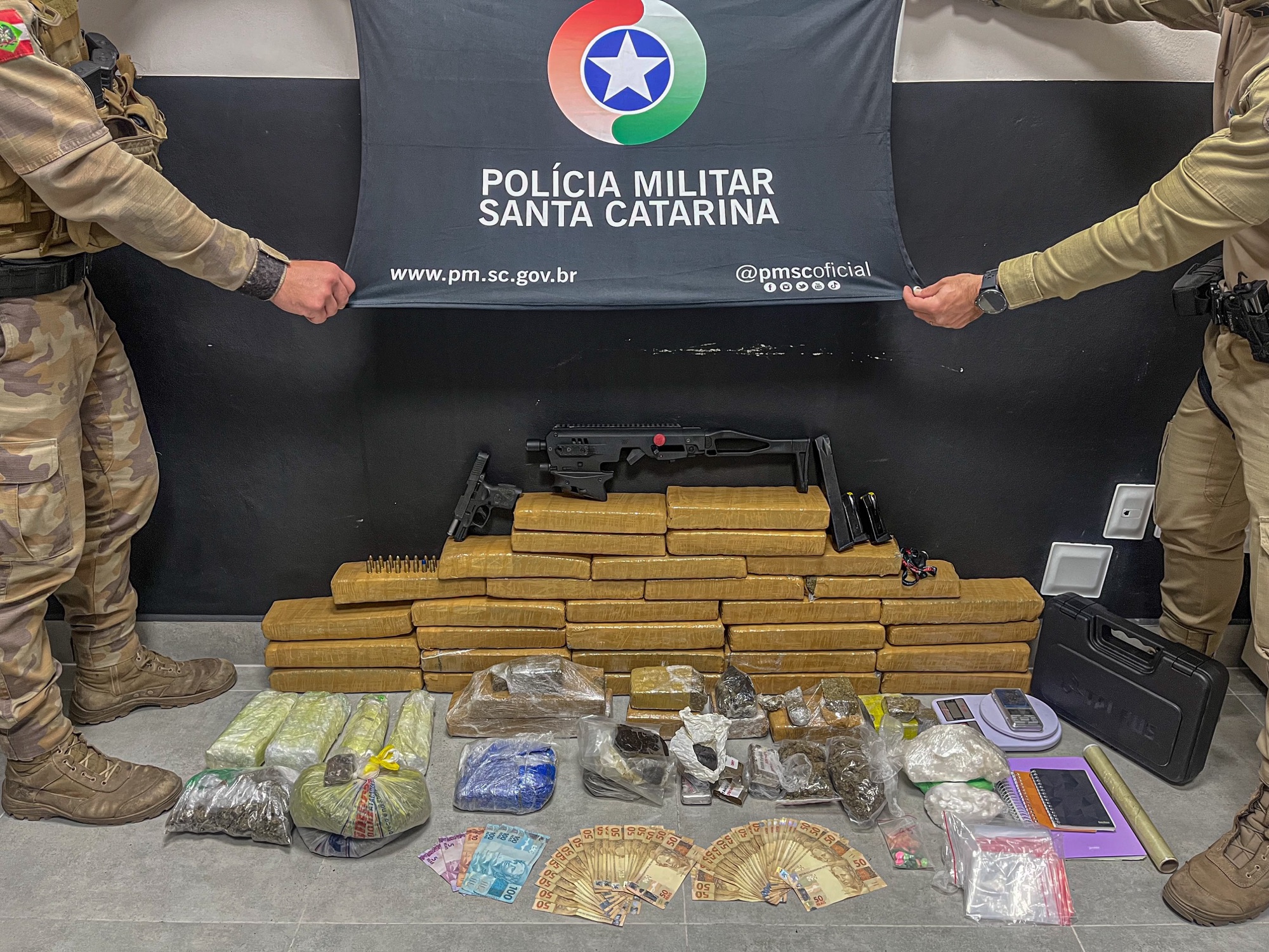 Polícia Militar apreendeu mais de 37 kg de drogas, arma e munições em Florianópolis